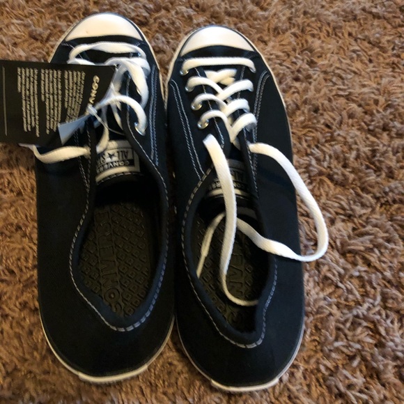 Women’s Converse Size 8.5 - Picture 2 of 6